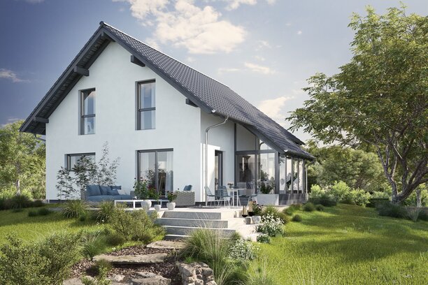 Fertighaus FingerHaus JUNO 200 mit hellblauer Fassade, dunklem Satteldach und bepflanztem Garten mit Natursteintreppe und Rasenfläche bei Sonnenschein.