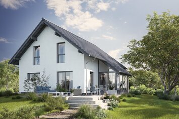 Fertighaus FingerHaus JUNO 200 mit hellblauer Fassade, dunklem Satteldach und bepflanztem Garten mit Natursteintreppe und Rasenfläche bei Sonnenschein.