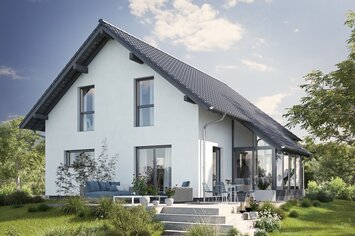 Fertighaus FingerHaus JUNO 200 mit hellblauer Fassade, dunklem Satteldach und bepflanztem Garten mit Natursteintreppe und Rasenfläche bei Sonnenschein.