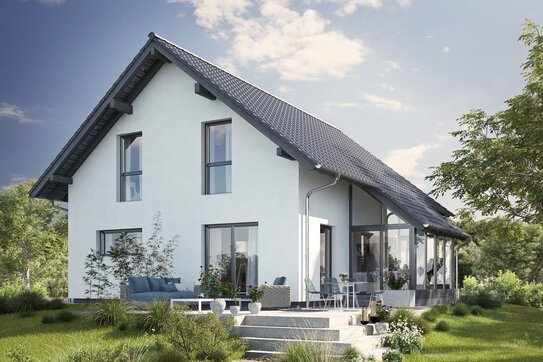 Fertighaus FingerHaus JUNO 200 mit hellblauer Fassade, dunklem Satteldach und bepflanztem Garten mit Natursteintreppe und Rasenfläche bei Sonnenschein.