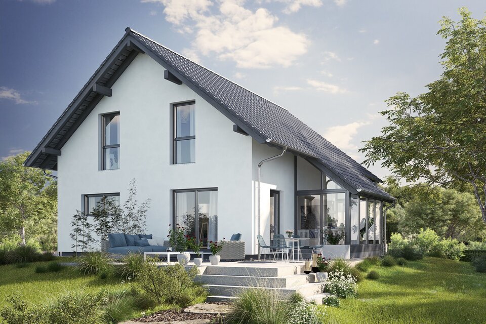 Fertighaus FingerHaus JUNO 200 mit hellblauer Fassade, dunklem Satteldach und bepflanztem Garten mit Natursteintreppe und Rasenfläche bei Sonnenschein.