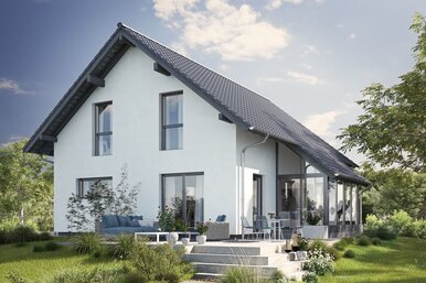 Fertighaus FingerHaus JUNO 200 mit hellblauer Fassade, dunklem Satteldach und bepflanztem Garten mit Natursteintreppe und Rasenfläche bei Sonnenschein.