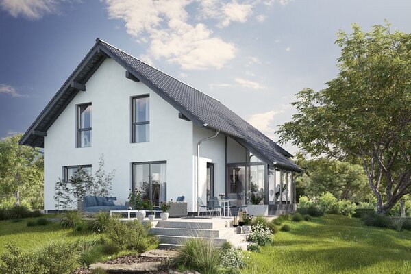 Fertighaus FingerHaus JUNO 200 mit hellblauer Fassade, dunklem Satteldach und bepflanztem Garten mit Natursteintreppe und Rasenfläche bei Sonnenschein.