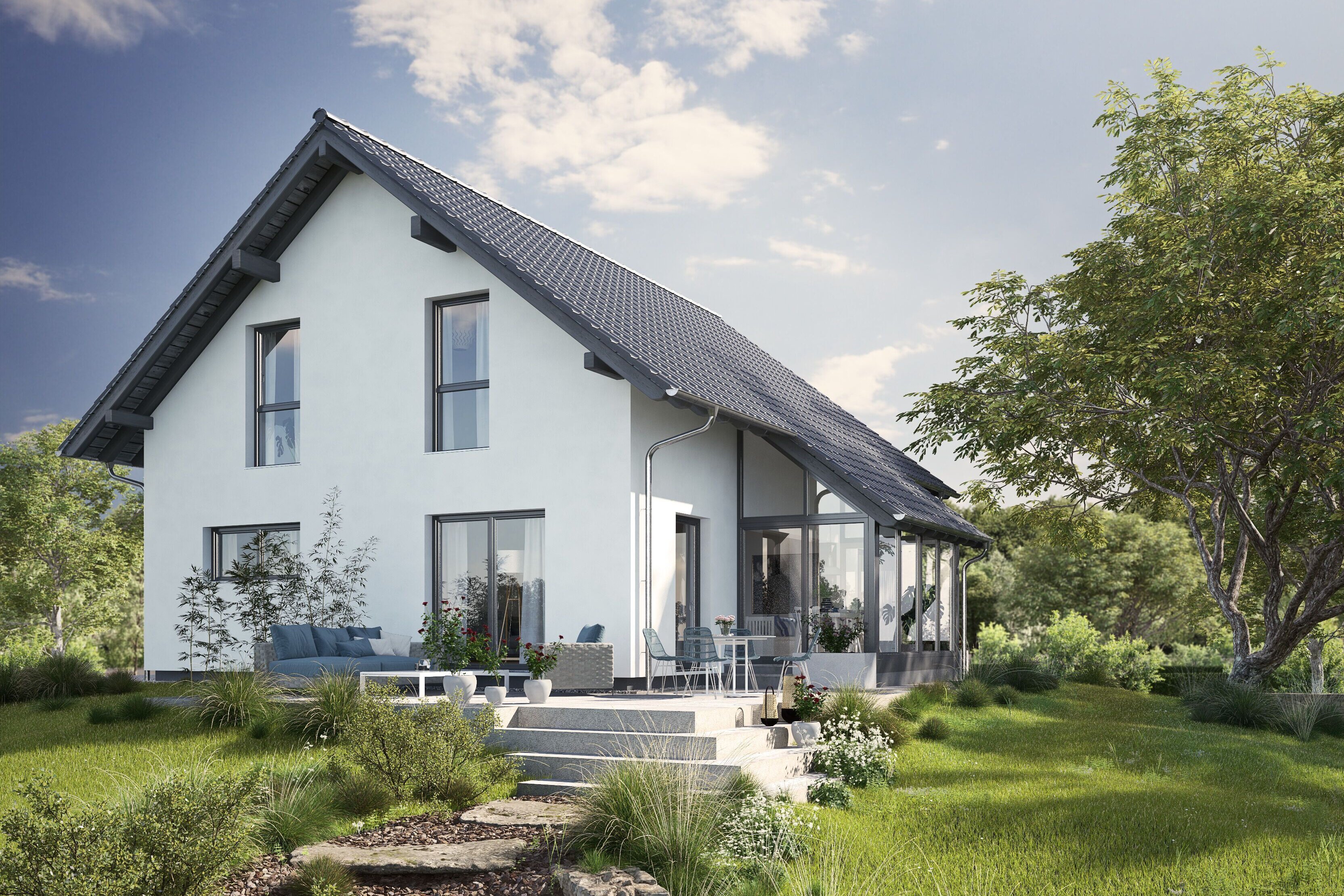 Fertighaus FingerHaus JUNO 200 mit hellblauer Fassade, dunklem Satteldach und bepflanztem Garten mit Natursteintreppe und Rasenfläche bei Sonnenschein.