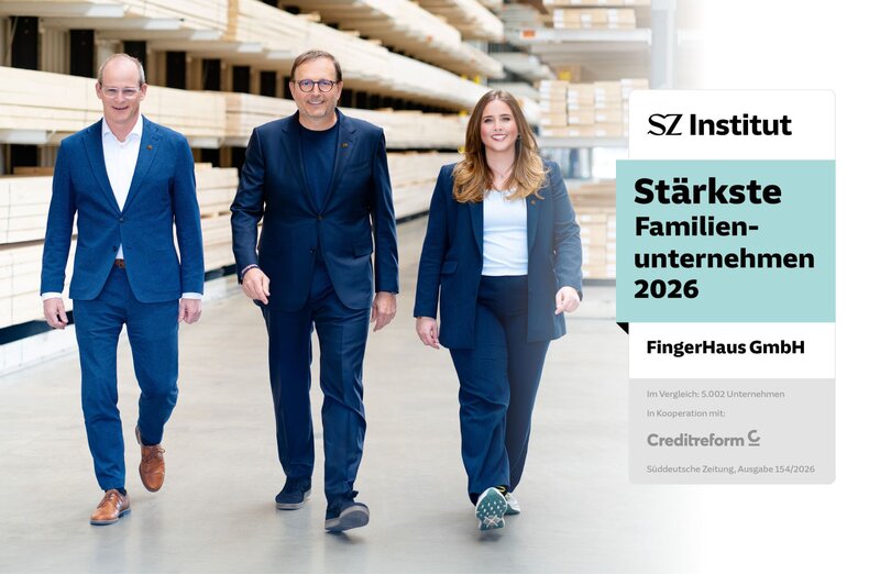 Drei Mitglieder der FingerHaus-Geschäftsführung gehen durch eine Produktionshalle mit Holzbauteilen. Rechts ist die Auszeichnung „Stärkste Familienunternehmen 2026“ des SZ Instituts eingeblendet.
