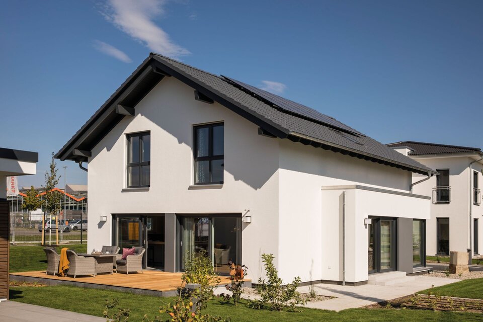 Modernes Einfamilienhaus FingerHaus NEO in Günzburg mit Terrasse, bodentiefen Fenstern und elegantem Walmdach mit Photovoltaikanlage.