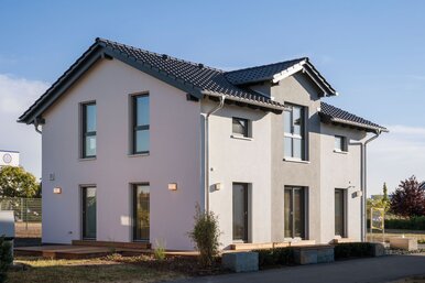 Modernes Einfamilienhaus UNO 2.0 in Leipzig mit Satteldach, klarer Architektur und großzügigen Fensterfronten.