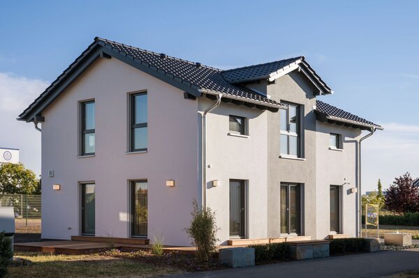 Modernes Einfamilienhaus UNO 2.0 in Leipzig mit Satteldach, klarer Architektur und großzügigen Fensterfronten.