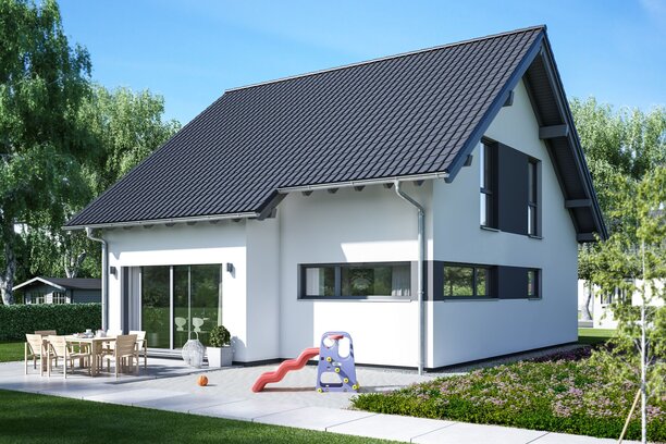 FingerHaus VIO 150 – Einfamilienhaus mit Satteldach, heller Fassade und Erker mit Flachdach. Der Garten ist mit Terrasse, Rasen, Schaukel und Rutsche familienfreundlich gestaltet.
