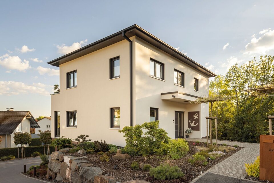 Frei geplantes FingerHaus mit klarer Architektur, gepflegtem Vorgarten und modernem Eingangsbereich.