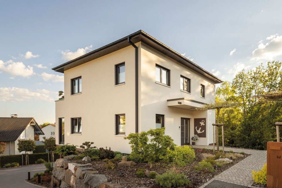 Frei geplantes FingerHaus mit klarer Architektur, gepflegtem Vorgarten und modernem Eingangsbereich.