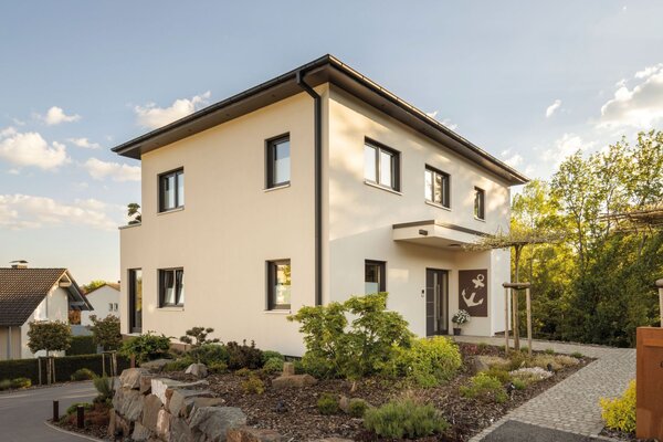 Frei geplantes FingerHaus mit klarer Architektur, gepflegtem Vorgarten und modernem Eingangsbereich.