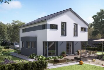 FingerHaus MEDLEY 300 – modernes zweigeschossiges Einfamilienhaus mit grauen Akzentflächen, weißer Putzfassade und Satteldach. Im Garten sind eine große Terrasse mit Sitzgruppe, Rasenfläche mit Picknickdecke und Beete mit Pflanzen zu sehen.