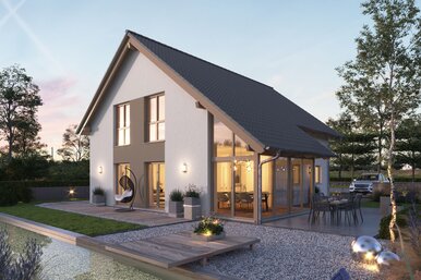 FingerHaus NEO 417 – modernes Einfamilienhaus mit Satteldach, weißer Fassade und großen Glasflächen in Abendstimmung. Im Vordergrund ein Garten mit Holzdeck, Sitzmöbeln, Kiesflächen und beleuchtetem Wasserbecken mit Seerosen.