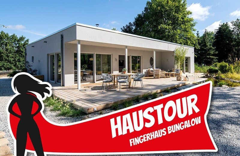 Thumbnail zu einer Videotour der Hausbauhelden durch ein modernes Finger-Haus-Bungalow mit großer Terrasse und Flachdach.