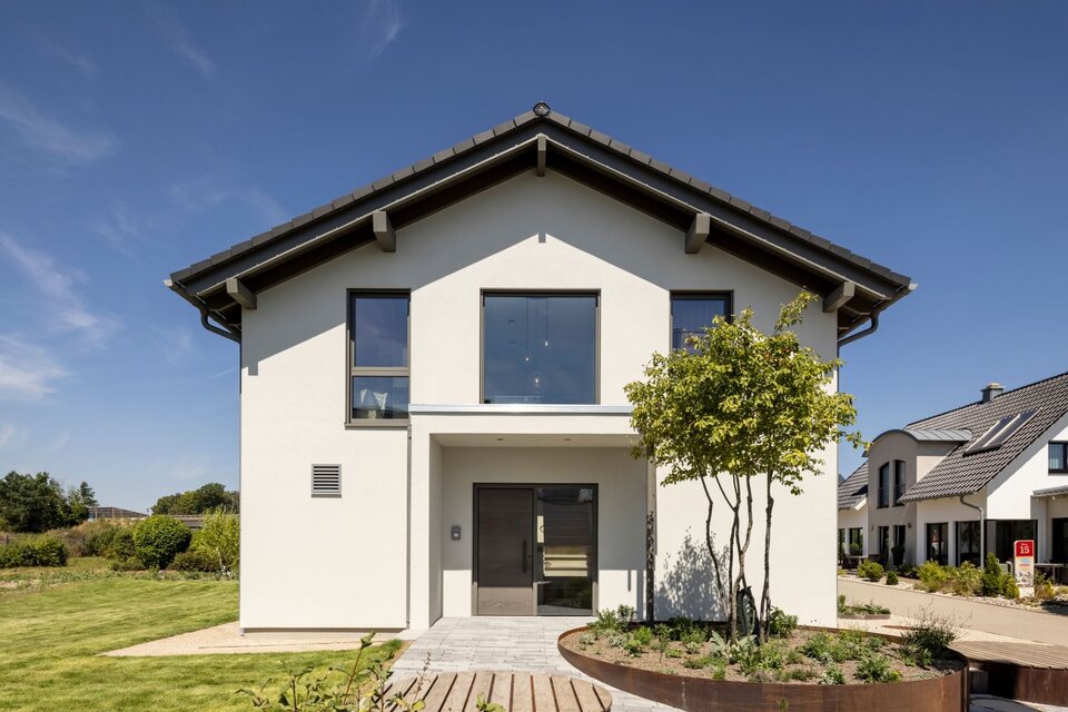 Eingangsbereich des FingerHaus ARTIS 300 Musterhaus Nürnberg mit modernem Vordach und großen Fenstern.