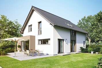 FingerHaus NEO 300 – modernes Einfamilienhaus mit dunklem Satteldach, heller Putzfassade und großen Fenstern. Im Garten befinden sich eine Terrasse mit Esstisch und Sonnenschirm, gepflegter Rasen und blühende Beete.