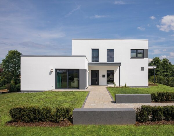 Frontansicht des Musterhauses ALTERO in Gießen mit klaren Linien, Flachdach und modernem Eingangsbereich.