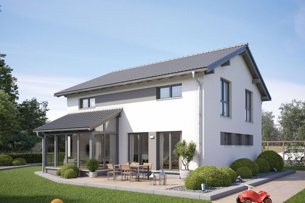 FingerHaus SENTO 401 – modernes Einfamilienhaus mit Satteldach, weißer Putzfassade und großen Fenstern. Auffällig ist der überdachte Terrassenbereich mit Flachdach. Im Garten befinden sich Rasen, Sitzgruppe, Kinderspielzeug und gepflegte Sträucher.