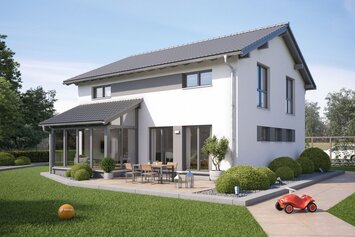 FingerHaus SENTO 401 – modernes Einfamilienhaus mit Satteldach, weißer Putzfassade und großen Fenstern. Auffällig ist der überdachte Terrassenbereich mit Flachdach. Im Garten befinden sich Rasen, Sitzgruppe, Kinderspielzeug und gepflegte Sträucher.