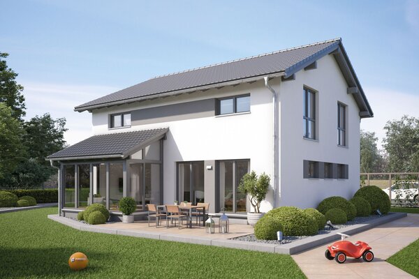 FingerHaus SENTO 401 – modernes Einfamilienhaus mit Satteldach, weißer Putzfassade und großen Fenstern. Auffällig ist der überdachte Terrassenbereich mit Flachdach. Im Garten befinden sich Rasen, Sitzgruppe, Kinderspielzeug und gepflegte Sträucher.