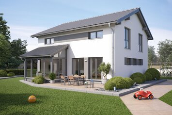 FingerHaus SENTO 401 – modernes Einfamilienhaus mit Satteldach, weißer Putzfassade und großen Fenstern. Auffällig ist der überdachte Terrassenbereich mit Flachdach. Im Garten befinden sich Rasen, Sitzgruppe, Kinderspielzeug und gepflegte Sträucher.
