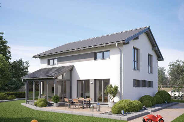 FingerHaus SENTO 401 – modernes Einfamilienhaus mit Satteldach, weißer Putzfassade und großen Fenstern. Auffällig ist der überdachte Terrassenbereich mit Flachdach. Im Garten befinden sich Rasen, Sitzgruppe, Kinderspielzeug und gepflegte Sträucher.