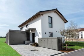 Musterhaus TALO von FingerHaus in Babenhausen mit angebauter Garage, gepflasterter Einfahrt und gepflegtem Vorgarten.