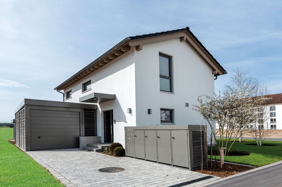 Musterhaus TALO von FingerHaus in Babenhausen mit angebauter Garage, gepflasterter Einfahrt und gepflegtem Vorgarten.
