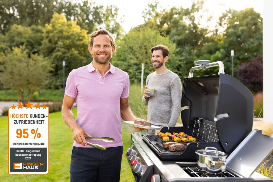 Zwei Männer im Garten beim Grillen – einer steht am Grill und bereitet Fleisch und Gemüse zu, der andere hält ein Getränk in der Hand. In der linken unteren Ecke ist ein Siegel zu sehen, das FingerHaus höchste Kundenzufriedenheit bescheinigt - durch eine Weiterempfehlungsrate von 95 Prozent bei der Bauherrenbefragung 2024.