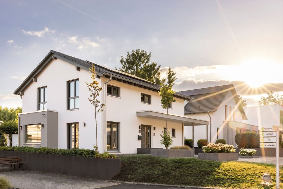 FingerHaus SENTO 503 Musterhaus in Bad Vilbel bei Sonnenuntergang, moderne Architektur mit klaren Linien und großen Fenstern.