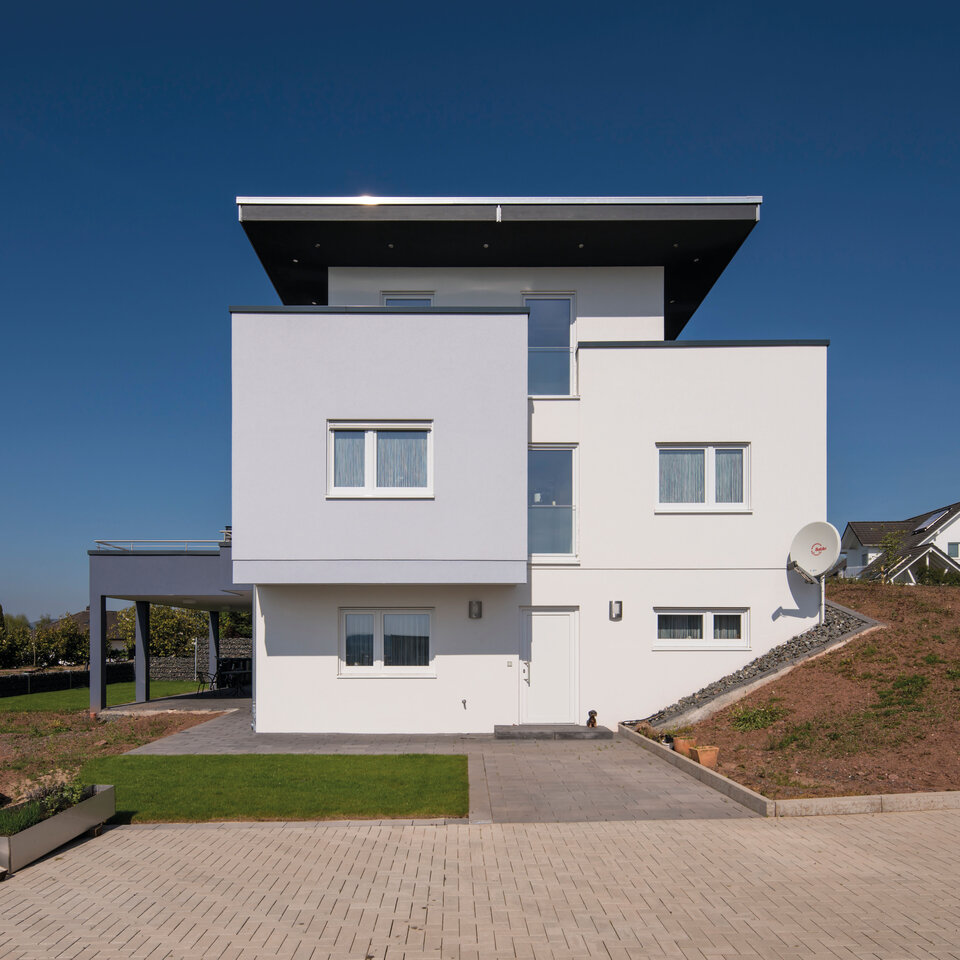 Frei geplantes FingerHaus mit modernem Flachdach, klarer Fassadengestaltung und praktischem Seiteneingang.