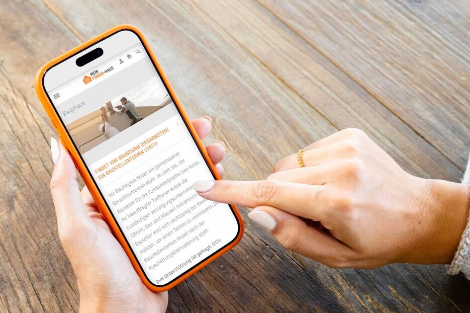 Person nutzt das FingerHaus Serviceportal auf einem Smartphone. Auf dem Display sind häufig gestellte Fragen und Antworten dargestellt.