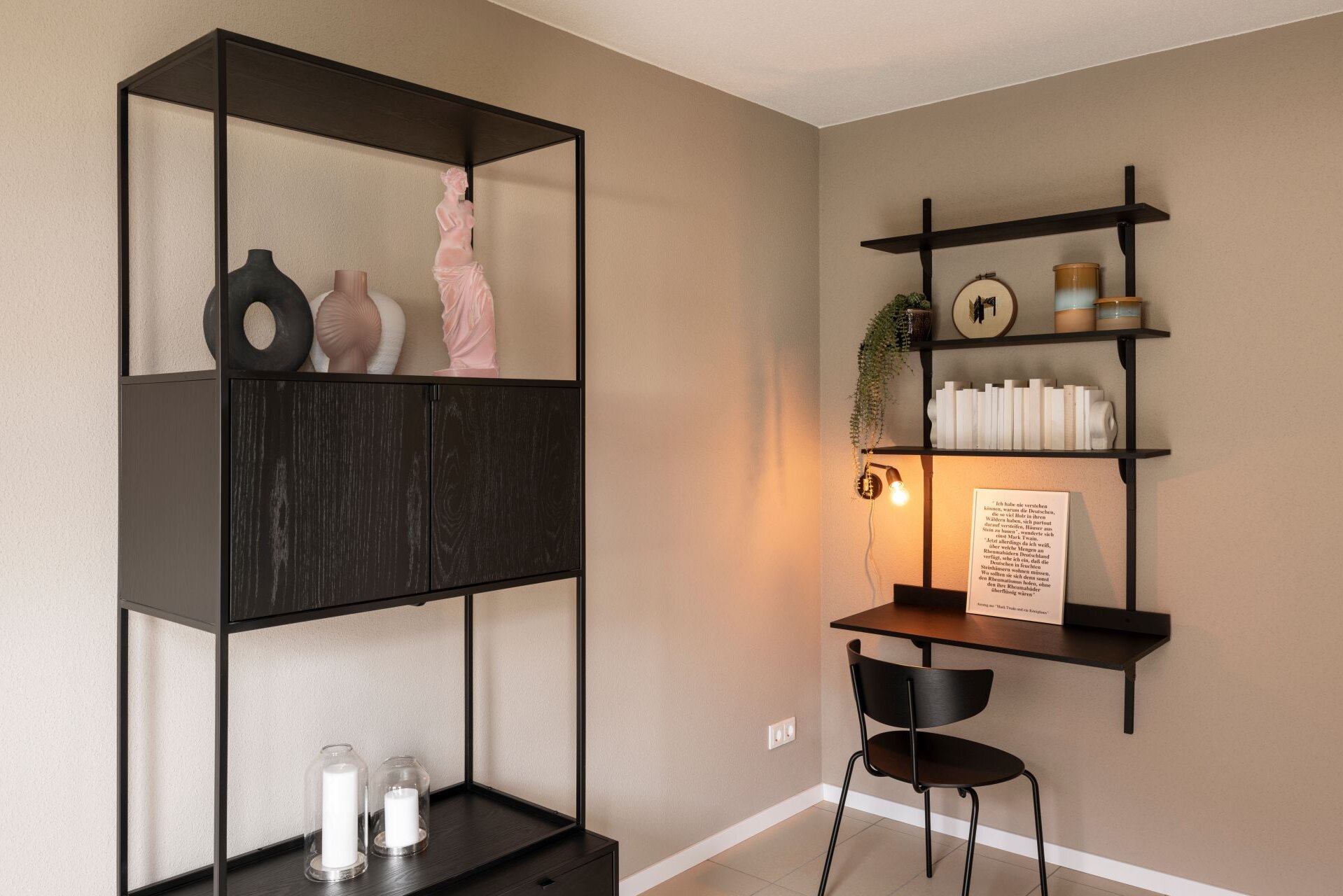 Modern eingerichtetes Arbeitszimmer im frei geplanten FingerHaus Musterhaus Marburg mit Wandregalen und Schreibtisch.