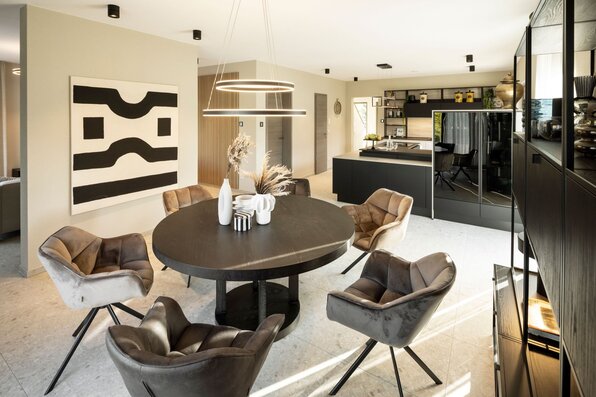 Moderner Essbereich im FingerHaus ARTIS 300 Musterhaus Würzburg mit rundem Esstisch und stilvollen Stühlen.
