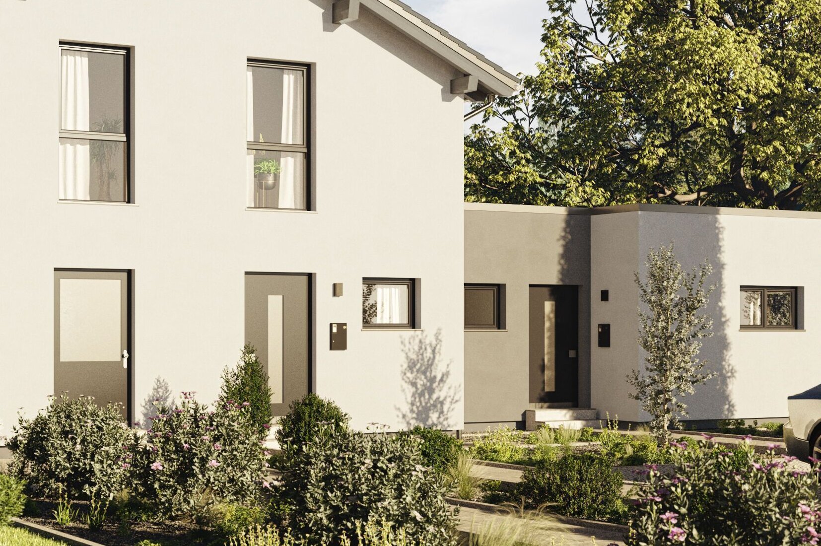 Visualisierung des ALTERO 7 mit Wohnmodul M7, bestehend aus einem zweigeschossigen Haupthaus mit Satteldach und einem eingeschossigen Anbau für die Einliegerwohnung, umgeben von Garten, Einfahrt und Bepflanzung