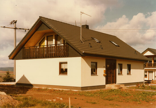 altes FingerHaus Musterhaus aus 1983 mit Satteldach und Loggia