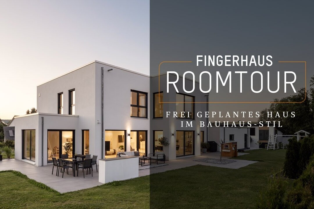 Modernes, frei geplantes Fertighaus im Bauhaus-Stil mit großen Fenstern und Terrasse bei Sonnenuntergang