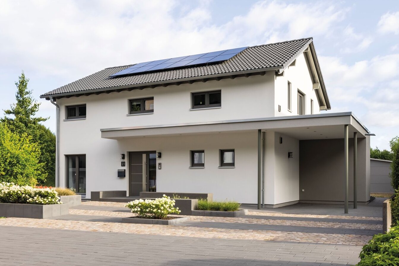 FingerHaus SENTO 503 Musterhaus in Bad Vilbel mit moderner Eingangsseite, Carport und Solaranlage auf dem Dach.