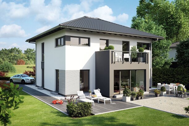 FingerHaus MEDLEY 410 – zweigeschossiges Einfamilienhaus mit Walmdach, weiß-grauer Fassade und Balkon. Im Garten sind Terrasse, Rasenfläche, Auto und Bäume zu sehen.