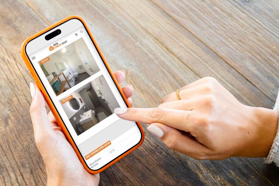 Person hält ein Smartphone mit dem FingerHaus Serviceportal in den Händen und navigiert durch Informationen zum Umbauservice für Hausbesitzer.