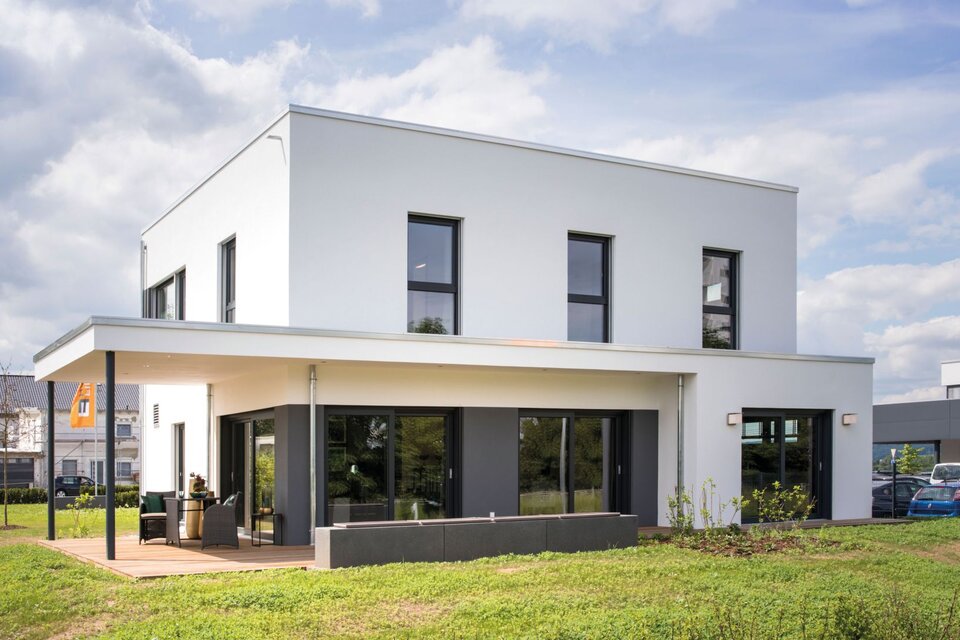 Musterhaus ALTERO in Gießen bei Tag, moderne Architektur mit Flachdach, klaren Linien und überdachter Terrasse.
