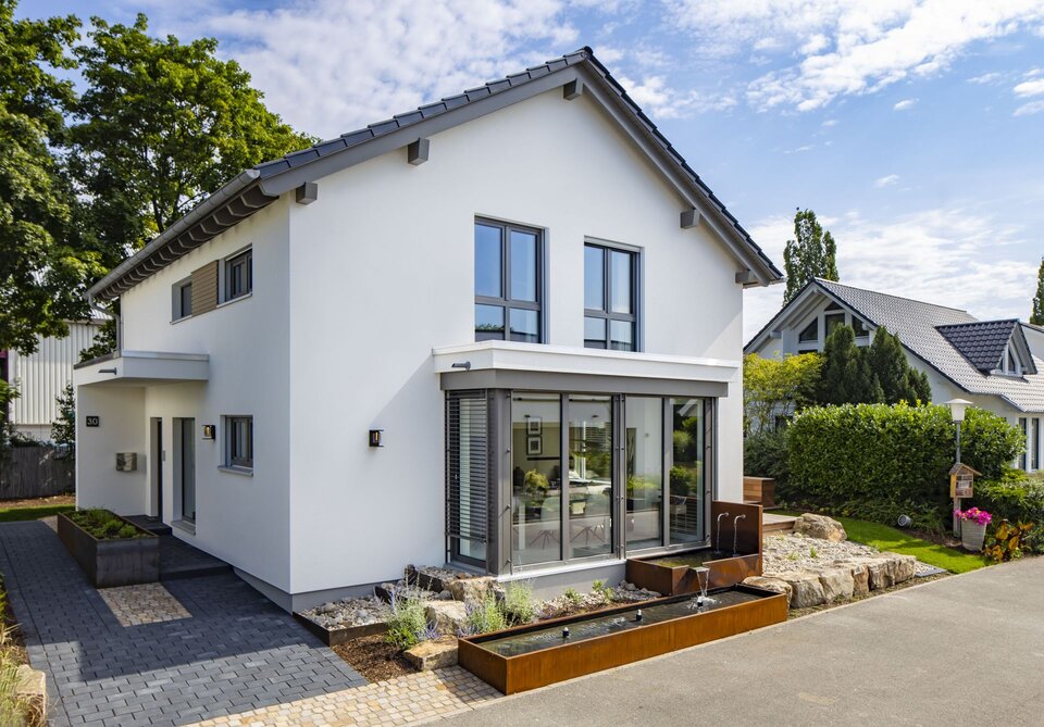 Modernes Musterhaus MEDLEY in Mannheim mit klarer Architektur, großen Fenstern und stilvollem Eingangsbereich.