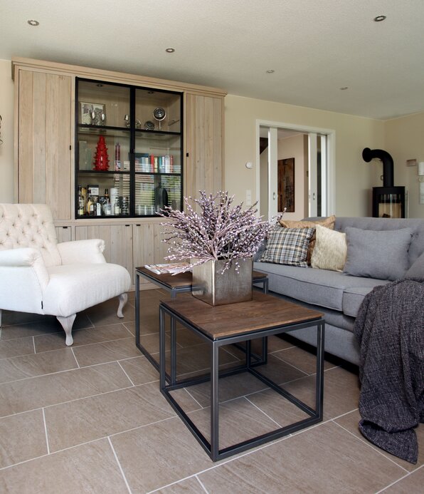 Wohnzimmer im MEDLEY 310, Musterhaus Erfurt, mit gemütlicher Sofalandschaft und modernem Dekor.