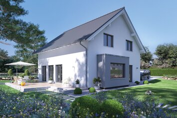 FingerHaus SENTO 500 – modernes Einfamilienhaus mit Satteldach, heller Fassade, großen Fenstern und seitlichem Erker mit Flachdach. Im Garten blühende Pflanzen, Rasen und Sitzbereich.