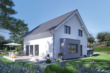FingerHaus SENTO 500 – modernes Einfamilienhaus mit Satteldach, heller Fassade, großen Fenstern und seitlichem Erker mit Flachdach. Im Garten blühende Pflanzen, Rasen und Sitzbereich.