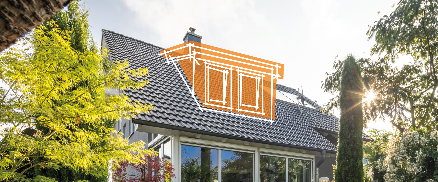 Modernes Fertighaus mit Satteldach und orangefarbener Linienzeichnung eines Dachgaubens auf dem Dach, umgeben von Garten mit Sitzbereich und grünen Pflanzen