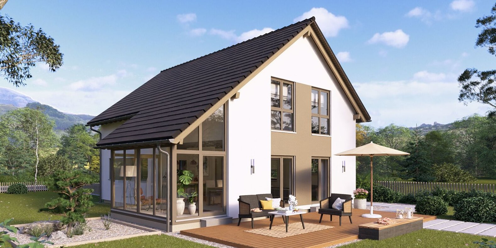 Modernes FingerHaus Fertighaus mit Satteldach, großen Fenstern und Holzterrasse in grüner Gartenlandschaft mit Bäumen und Bergen im Hintergrund