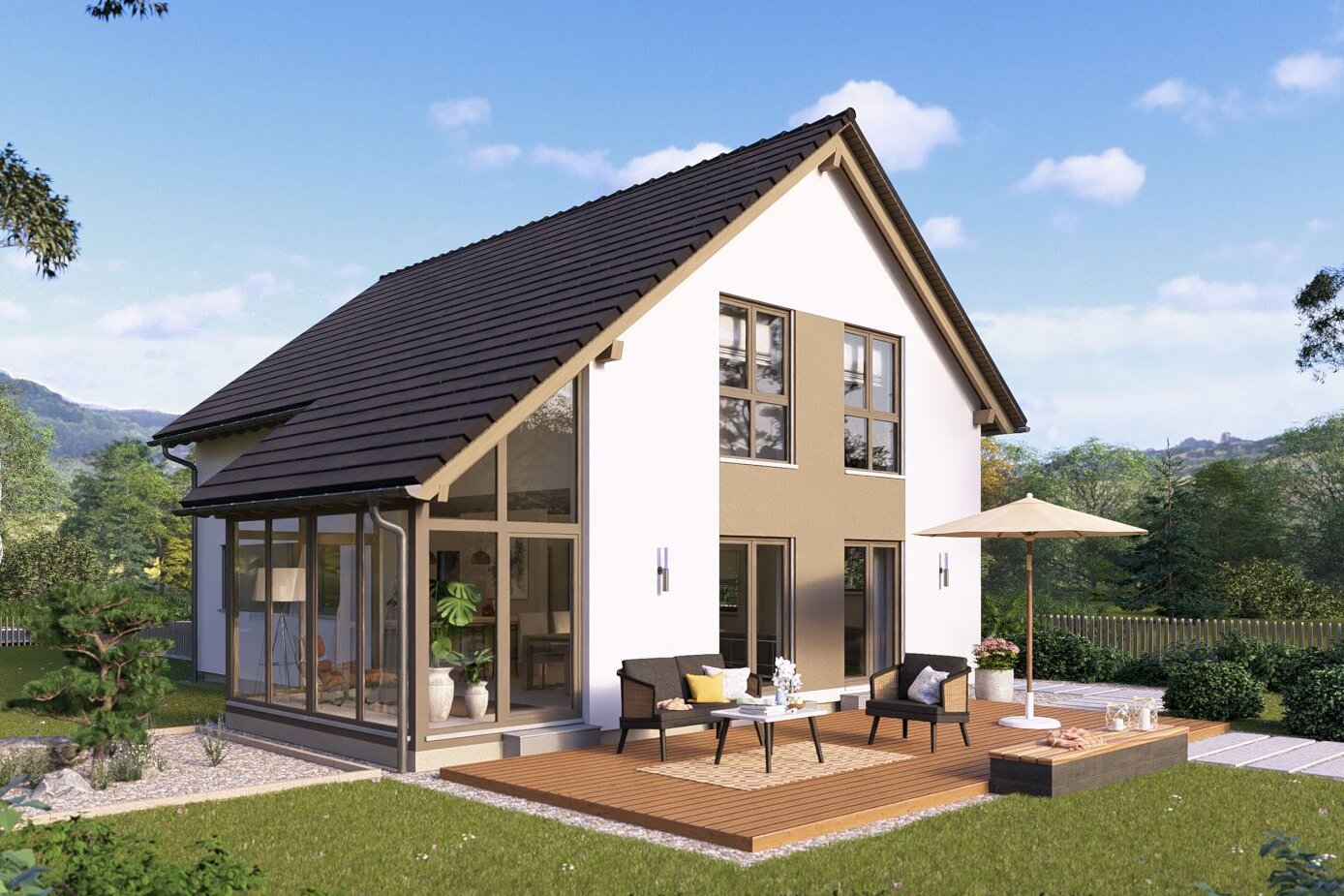 Modernes FingerHaus Fertighaus mit Satteldach, großen Fenstern und Holzterrasse in grüner Gartenlandschaft mit Bäumen und Bergen im Hintergrund