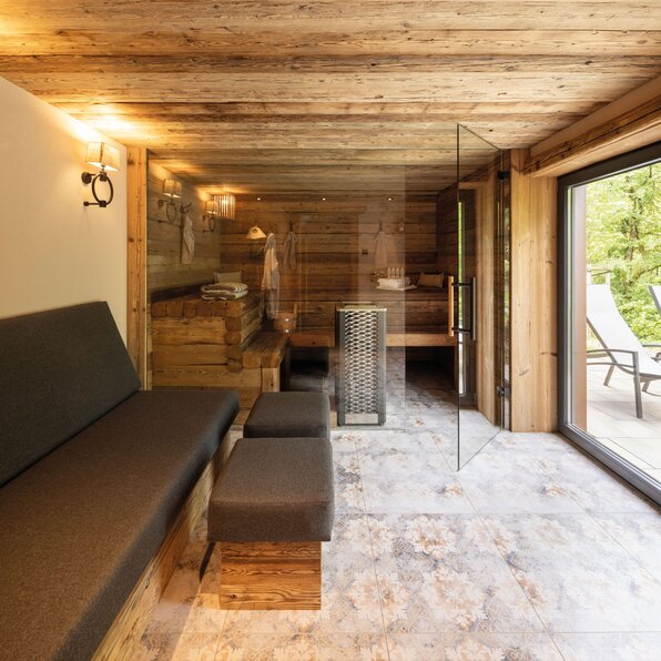 Frei geplantes FingerHaus mit eigener Sauna in rustikaler Holzoptik und Zugang zur Terrasse.